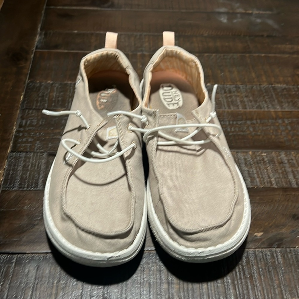 Big kids size J6 Hey Dudes